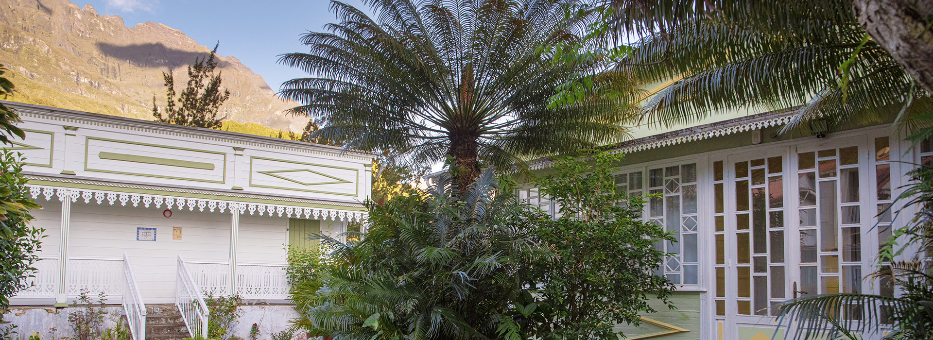 Vue sur le jardin | Source : Hôtel Le Relais des Cîmes - www.relaisdescimes.com