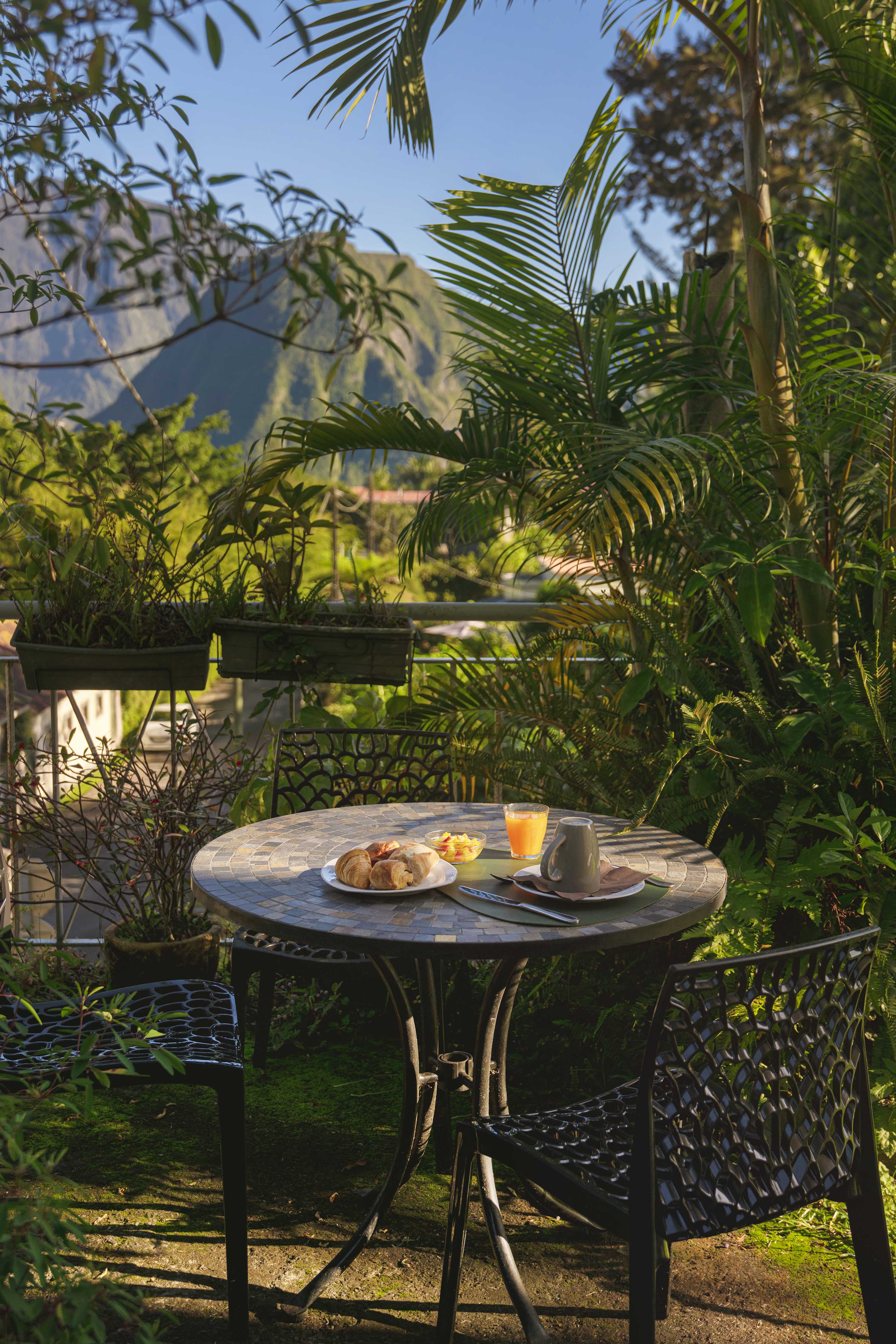 Breakfast in the garden, view on the montain | Source : Hotel Le Relais des Cîmes - www.relaisdescimes.com