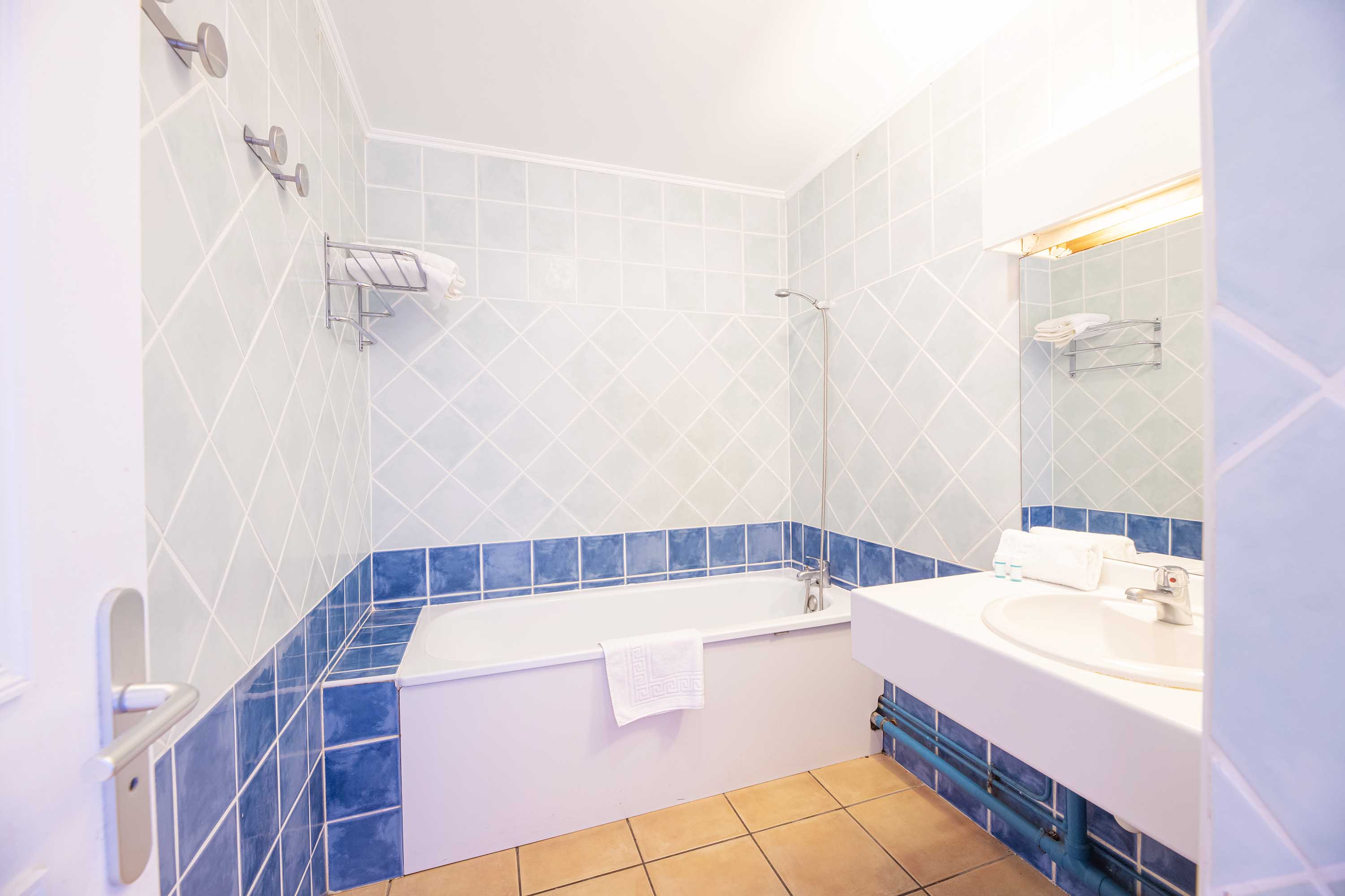 Vue d'une salle de bain avec baignoire | Source : Hôtel Le Relais des Cîmes - www.relaisdescimes.com