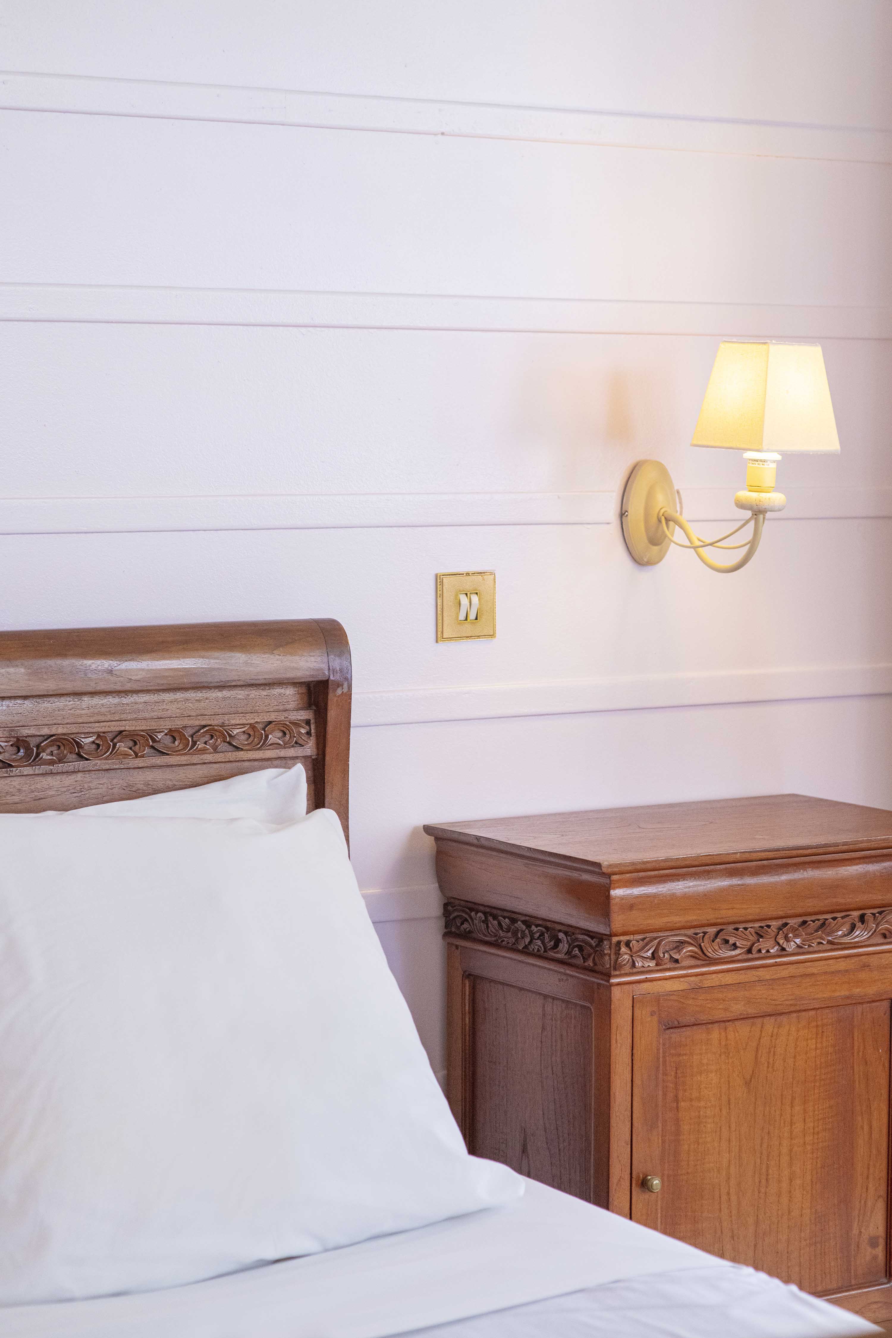 Lighting and wooden furniture in a room | Source : Hotel Le Relais des Cîmes - www.relaisdescimes.com