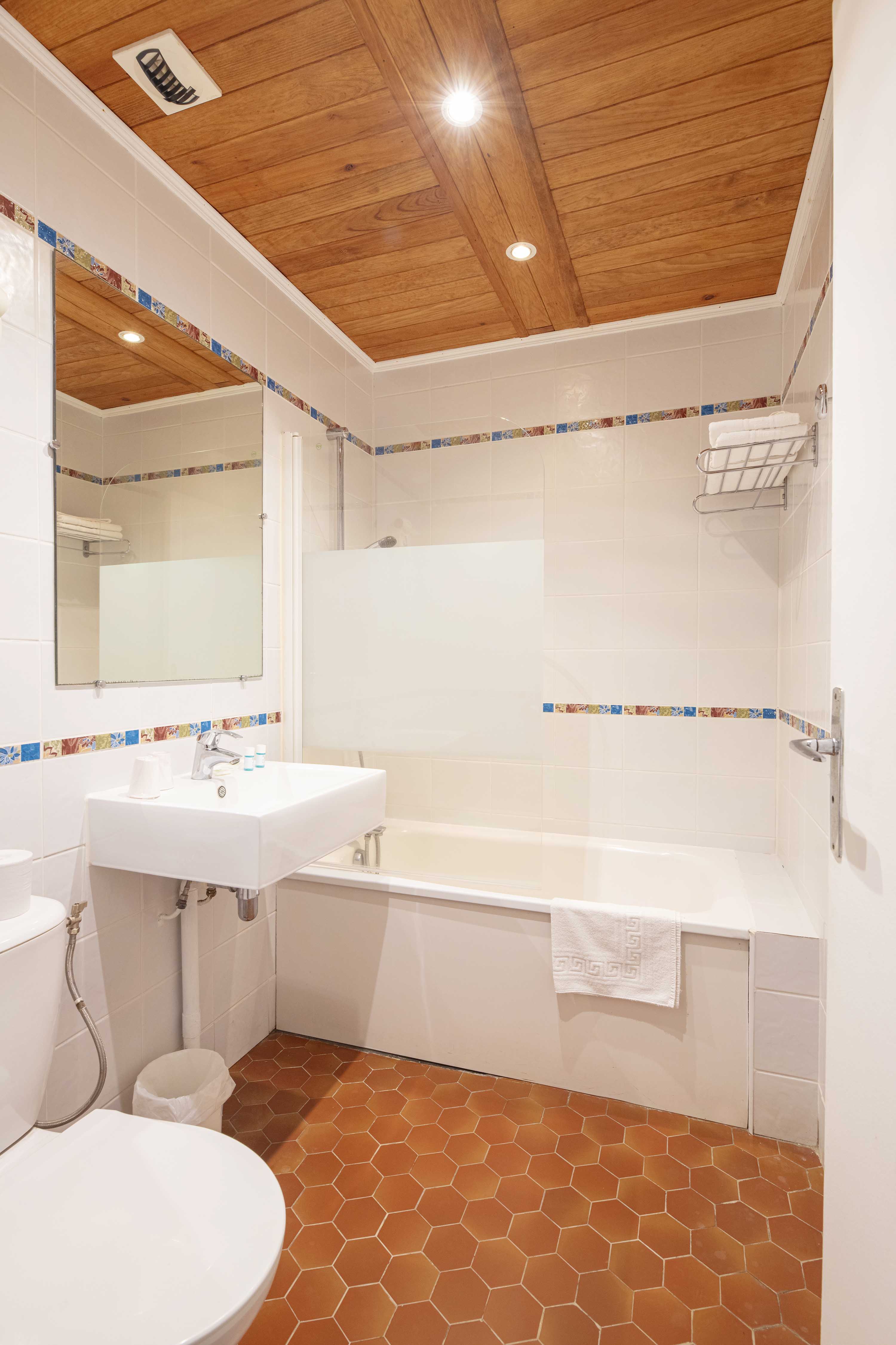 View inside a bathroom | Source : Hotel Le Relais des Cîmes - www.relaisdescimes.com