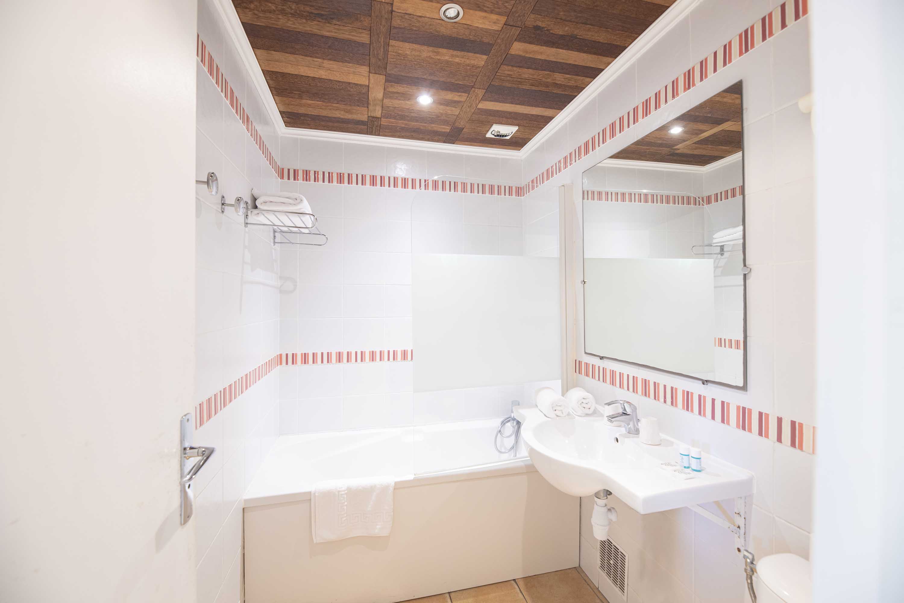 Vue d'une salle de bain avec baignoire | Source : Hôtel Le Relais des Cîmes - www.relaisdescimes.com
